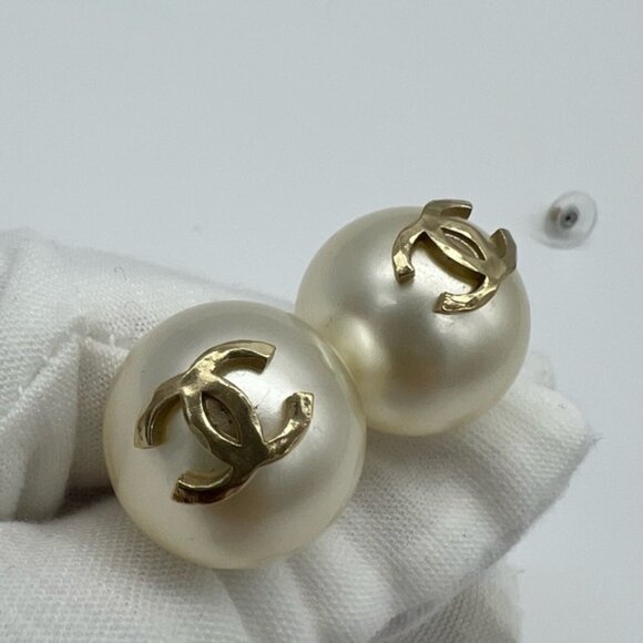 Authentic Chanel large pearl drop CC earrings - Picture 6 of 12